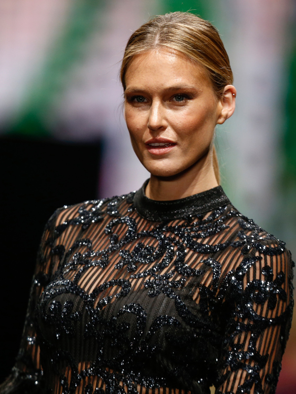 Bar Refaeli, Antalya'da podyuma çıktı