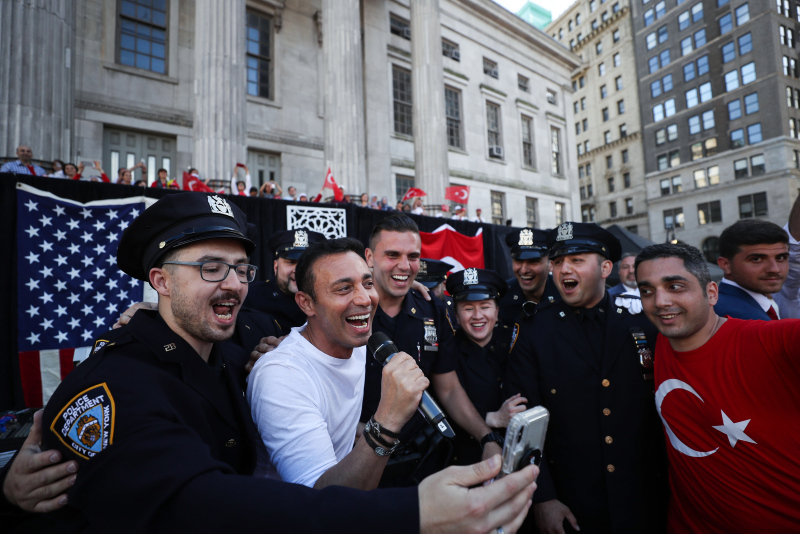 Mustafa Sandal 'Araba'yla coşturdu