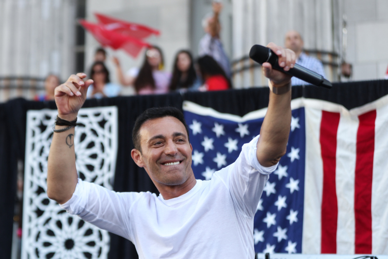 Mustafa Sandal 'Araba'yla coşturdu