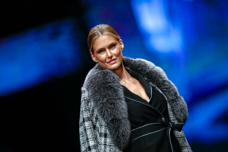 Bar Refaeli, Antalya'da podyuma çıktı