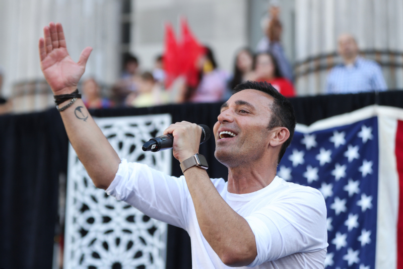 Mustafa Sandal 'Araba'yla coşturdu