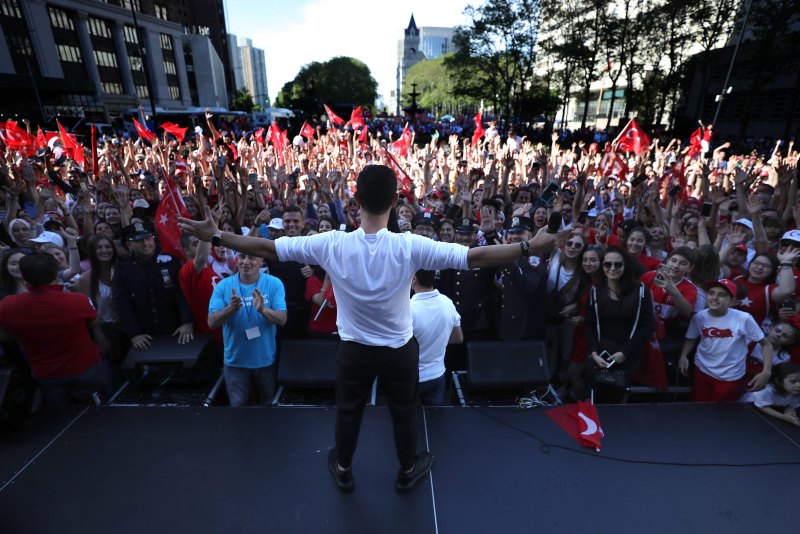 Mustafa Sandal 'Araba'yla coşturdu