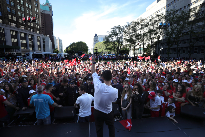 Mustafa Sandal 'Araba'yla coşturdu