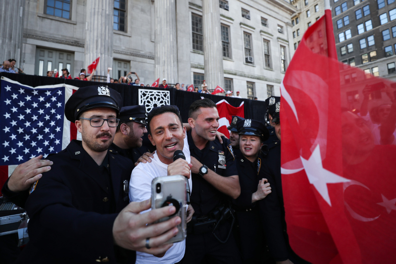 Mustafa Sandal 'Araba'yla coşturdu