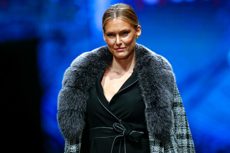 Bar Refaeli, Antalya'da podyuma çıktı