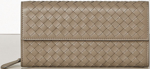 Çantasındakileri paylaştı