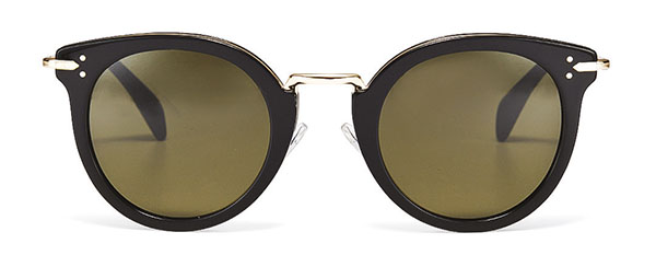 Çantasındakileri paylaştı