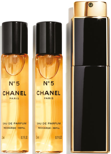 Çantasındakileri paylaştı