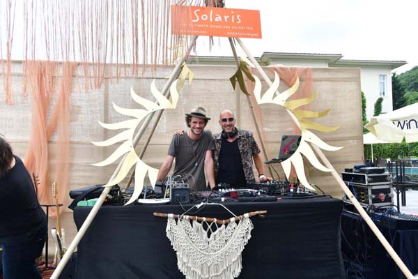 Güneş gözlüğü davetinde bir araya geldiler