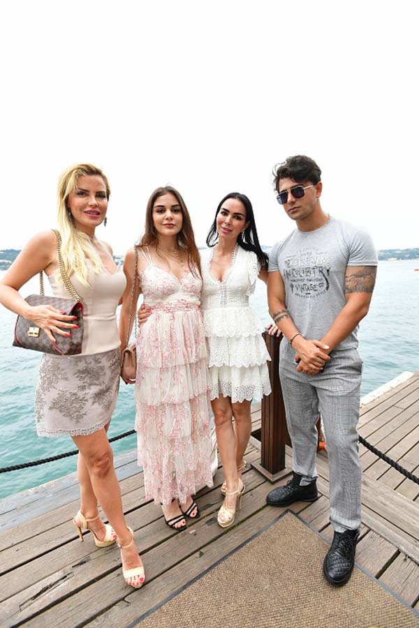 Güneş gözlüğü davetinde bir araya geldiler