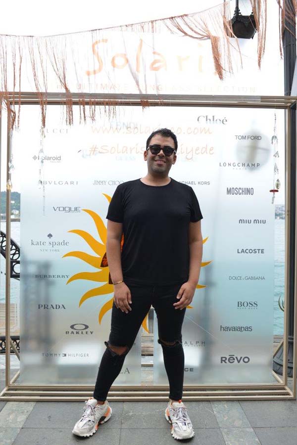 Güneş gözlüğü davetinde bir araya geldiler