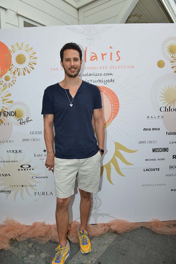 Güneş gözlüğü davetinde bir araya geldiler