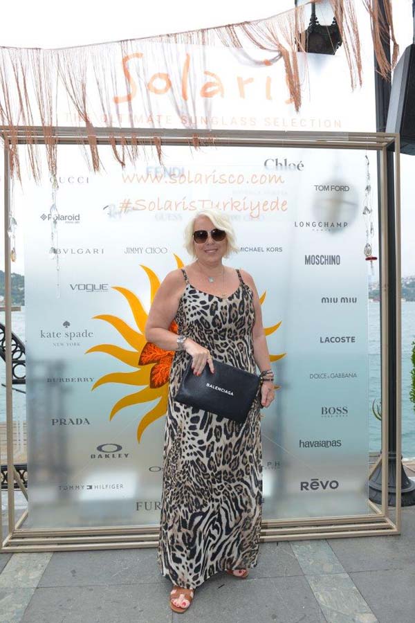 Güneş gözlüğü davetinde bir araya geldiler