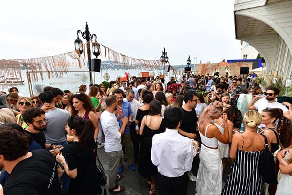 Güneş gözlüğü davetinde bir araya geldiler