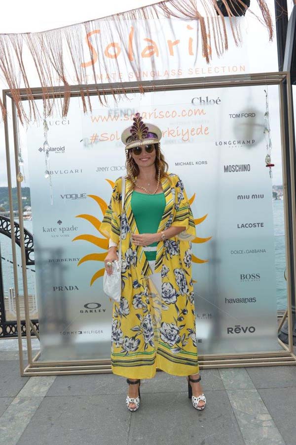 Güneş gözlüğü davetinde bir araya geldiler