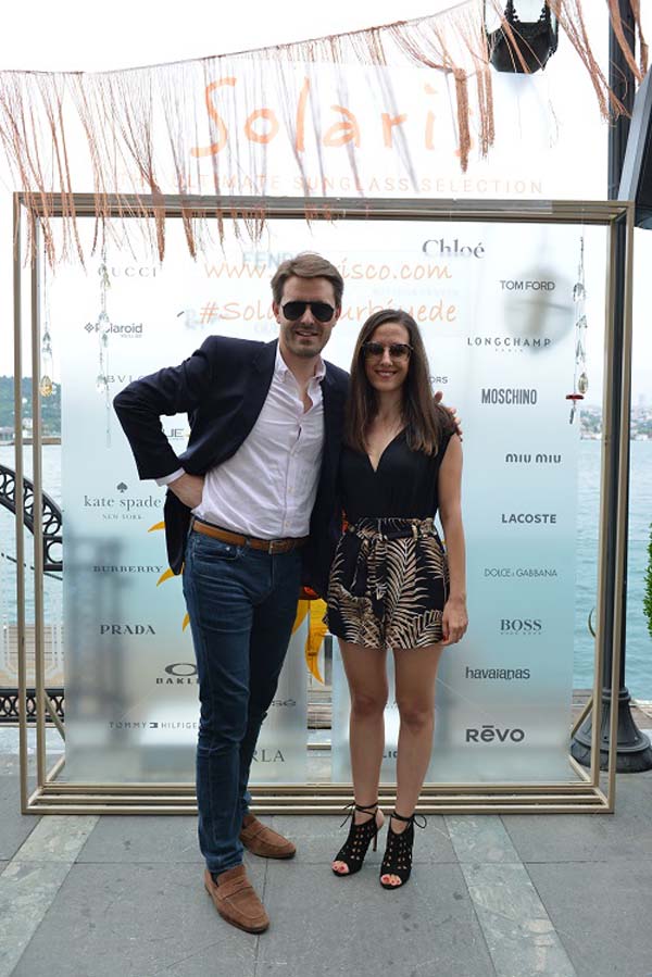 Güneş gözlüğü davetinde bir araya geldiler