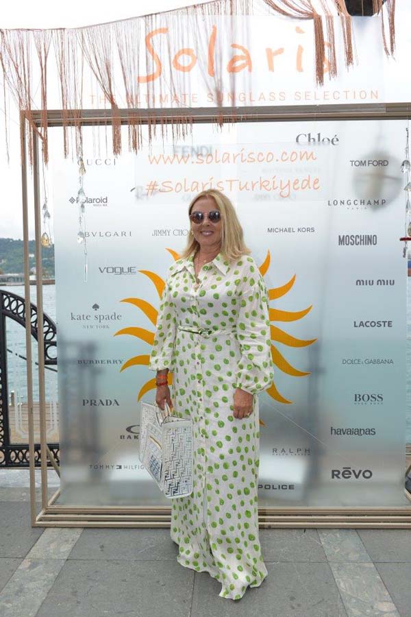 Güneş gözlüğü davetinde bir araya geldiler