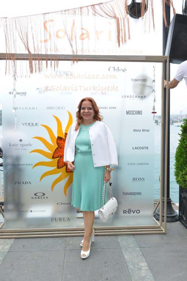 Güneş gözlüğü davetinde bir araya geldiler