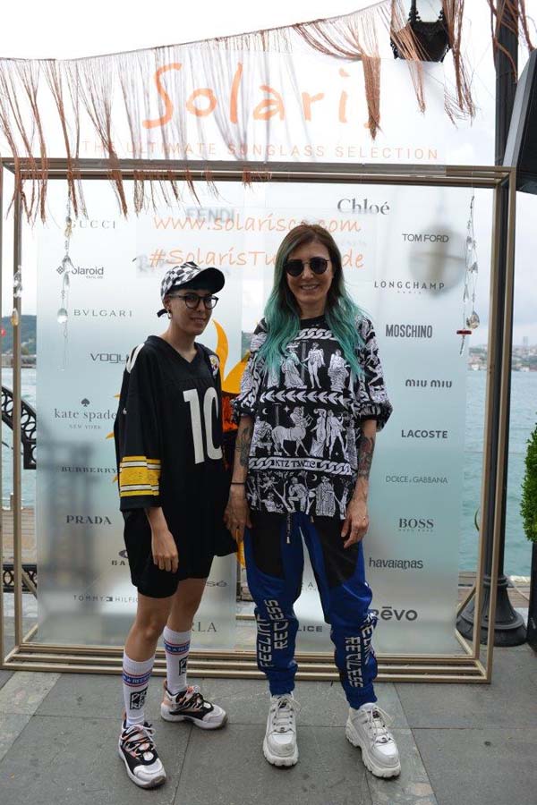 Güneş gözlüğü davetinde bir araya geldiler