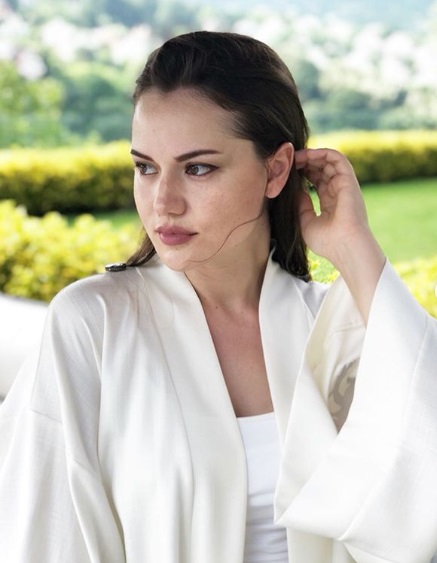 Fahriye Evcen'e hayranlarından anlamlı hediye