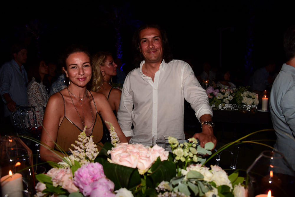 Reges görkemli bir davetle Çeşme'de kapılarını açtı