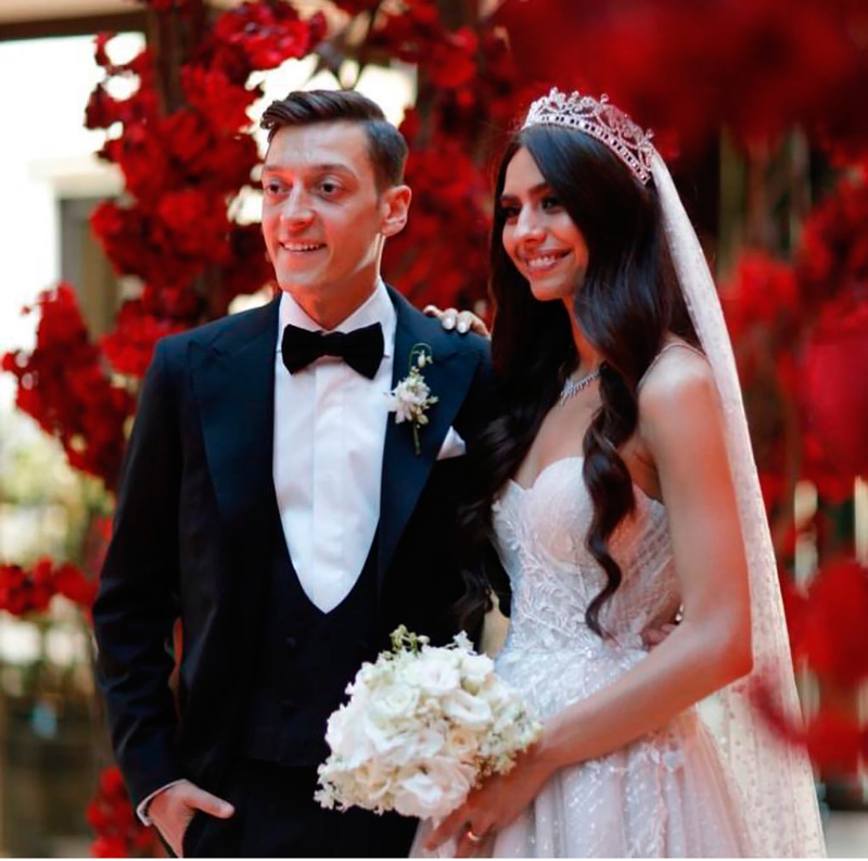 Mesut Özil ve Amine Gülşe ticarete atıldı