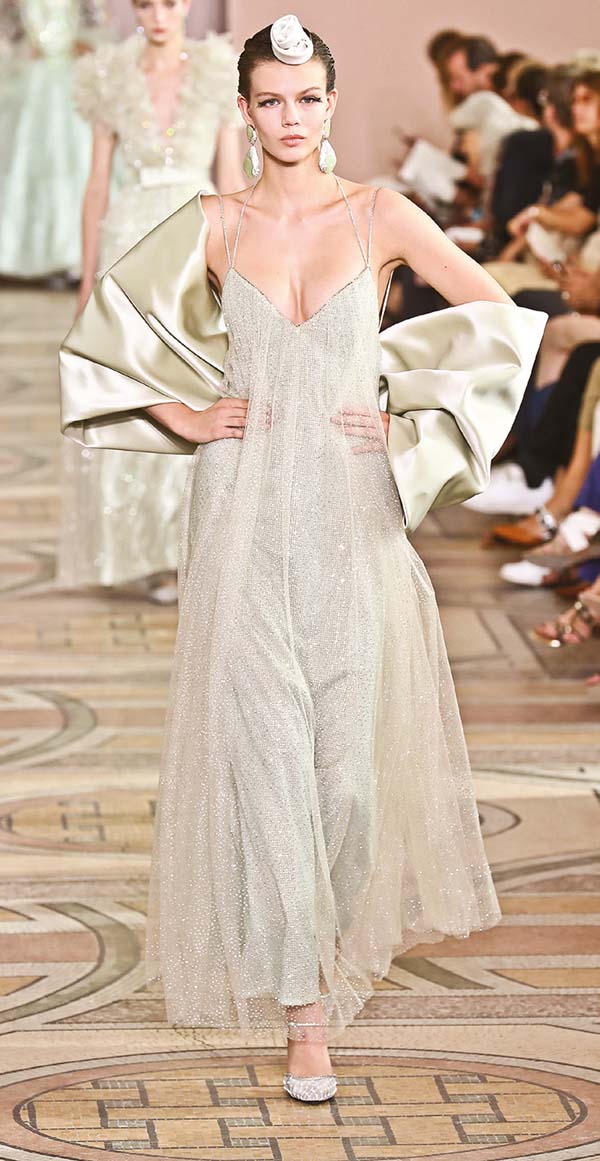 Paris Haute Couture Fashion Week: Sanatsal çizgiler Paris’te