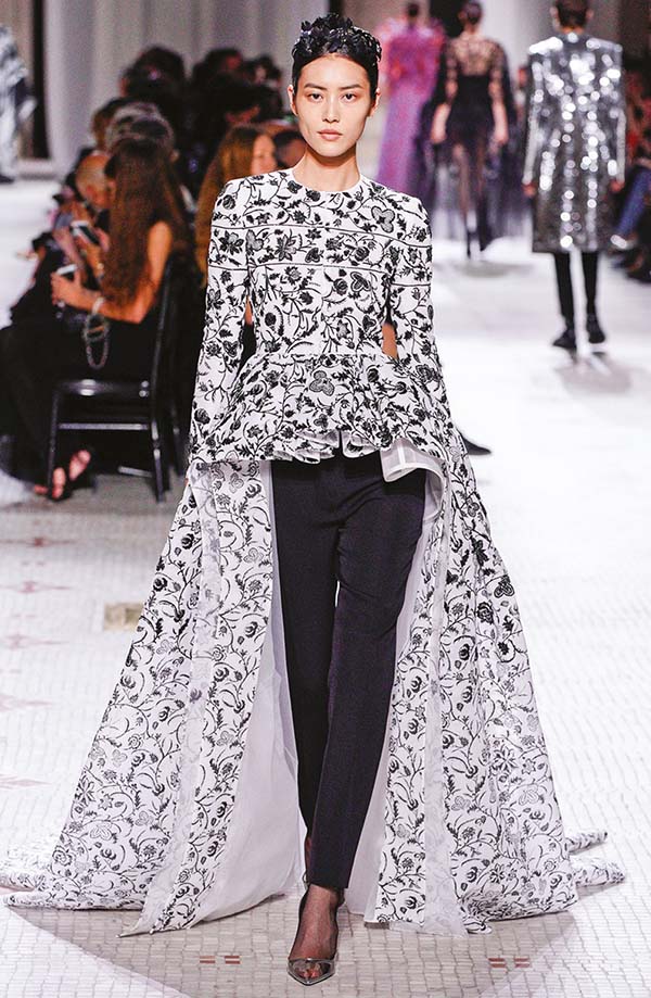 Paris Haute Couture Fashion Week: Sanatsal çizgiler Paris’te