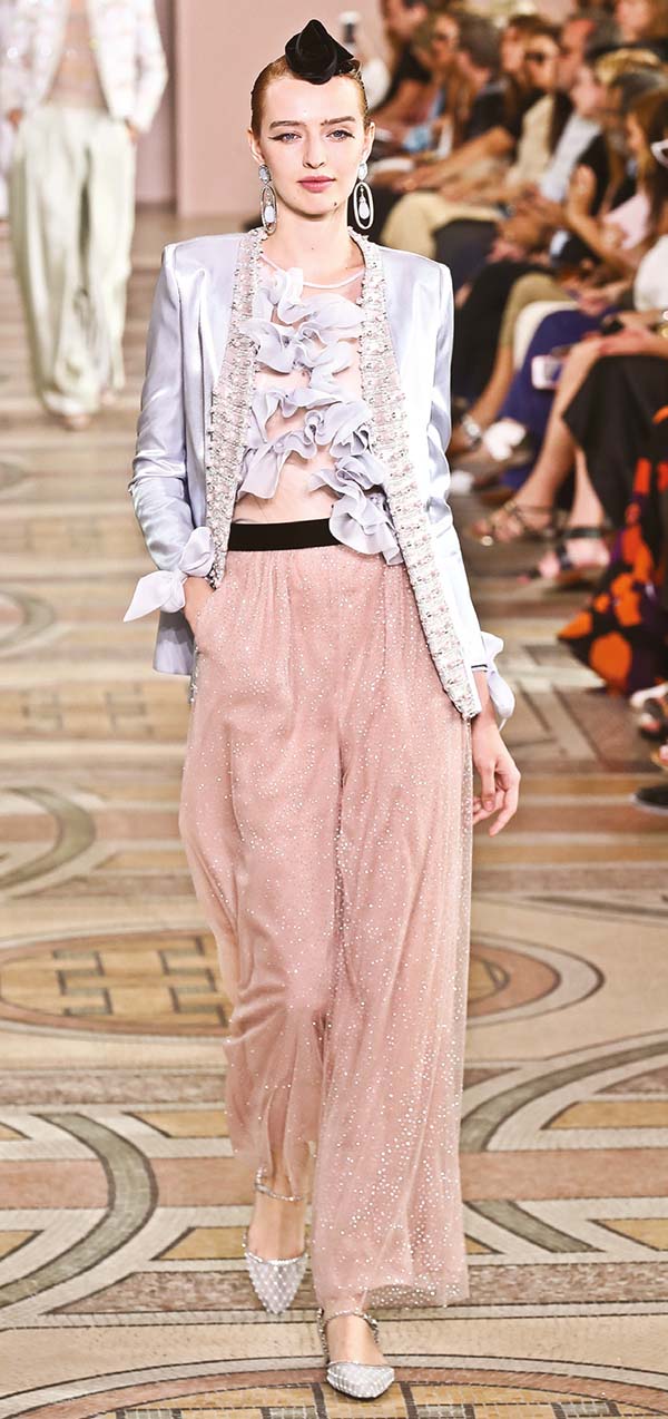 Paris Haute Couture Fashion Week: Sanatsal çizgiler Paris’te