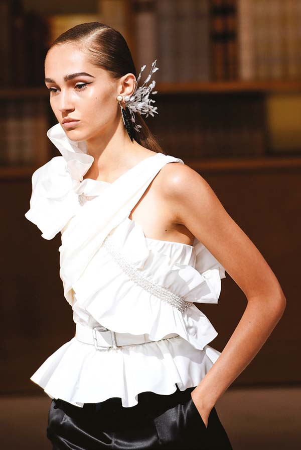 Paris Haute Couture Fashion Week: Sanatsal çizgiler Paris’te