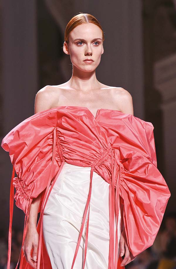 Paris Haute Couture Fashion Week: Sanatsal çizgiler Paris’te