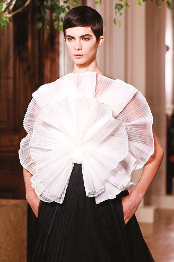 Paris Haute Couture Fashion Week: Sanatsal çizgiler Paris’te