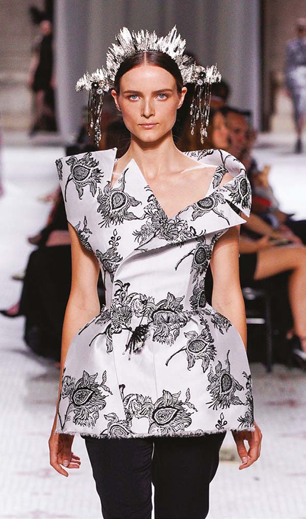 Paris Haute Couture Fashion Week: Sanatsal çizgiler Paris’te