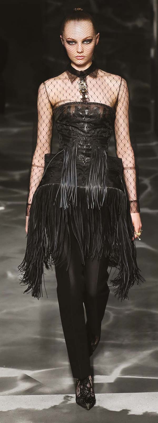 Paris Haute Couture Fashion Week: Sanatsal çizgiler Paris’te