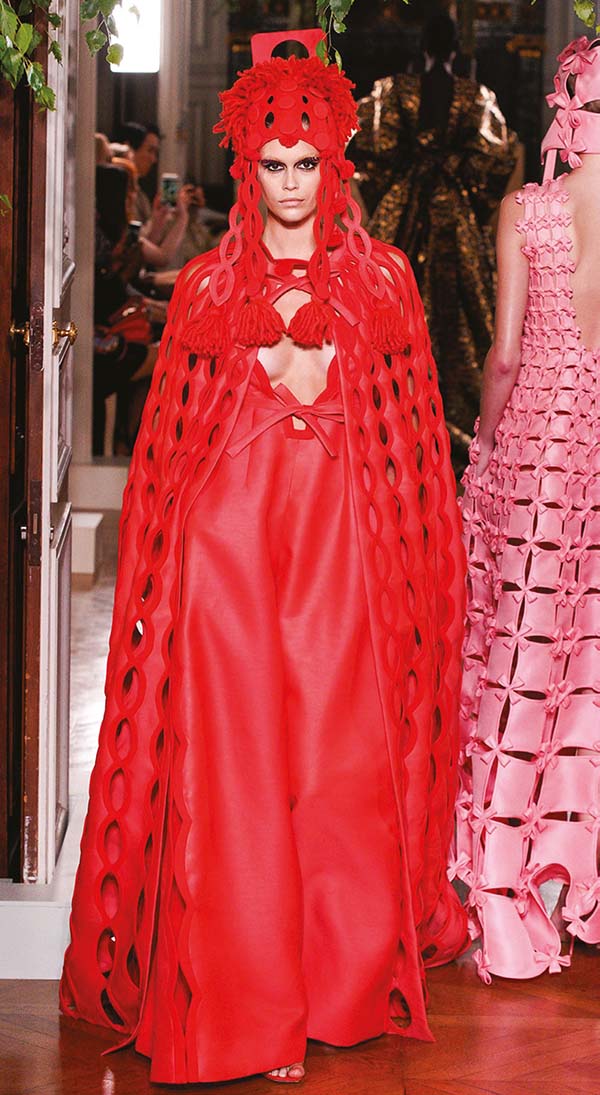 Paris Haute Couture Fashion Week: Sanatsal çizgiler Paris’te