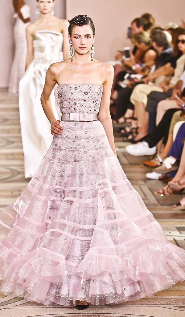 Paris Haute Couture Fashion Week: Sanatsal çizgiler Paris’te