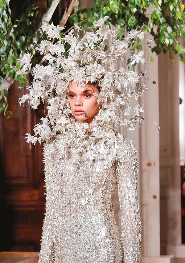 Paris Haute Couture Fashion Week: Sanatsal çizgiler Paris’te