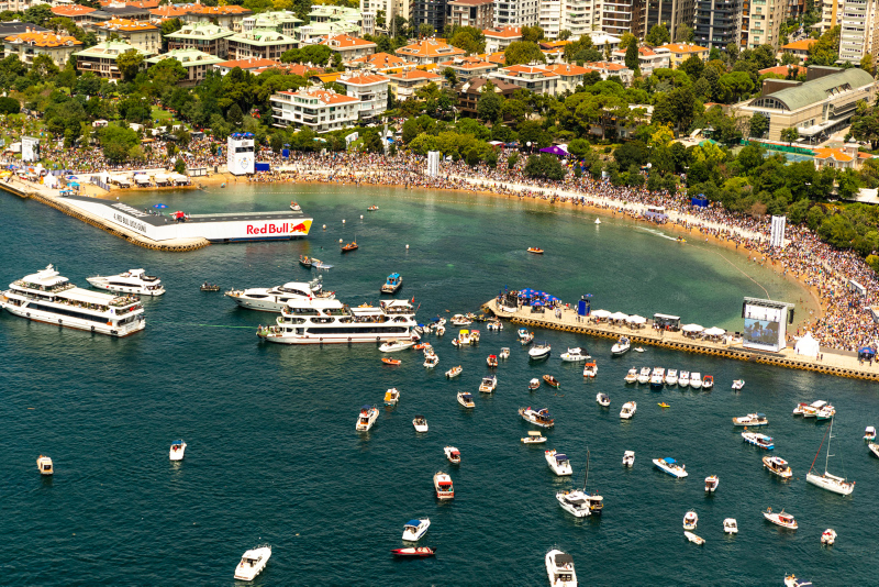 Ünlüler İstanbul'daki etkinlikte bir araya geldi