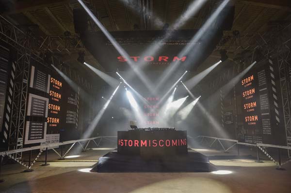 Ünlüler spor ayakkabı partisinde buluştu