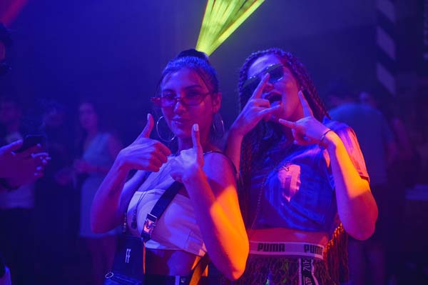 Ünlüler spor ayakkabı partisinde buluştu