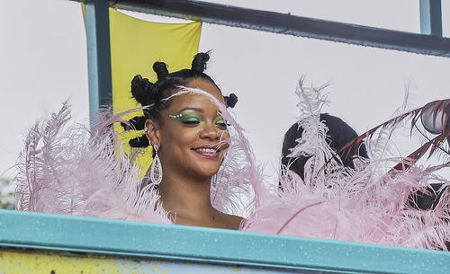 Rihanna Crop Over festivalinin ilgi odağı oldu