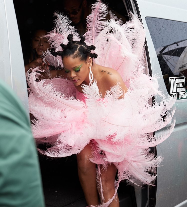 Rihanna Crop Over festivalinin ilgi odağı oldu