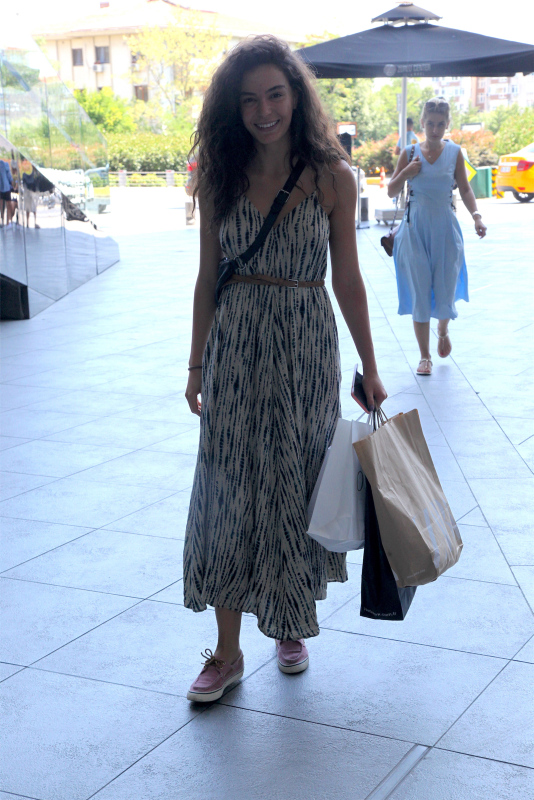 Hercai’nin güzel yıldızı Phuket’te