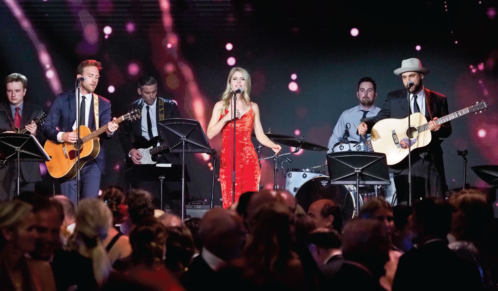 Yardım balosunda şıklık yarışı