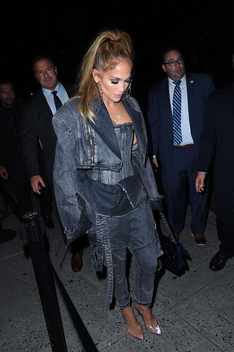 Jennifer Lopez'in 4.600 dolarlık kırmızı halı şıklığı