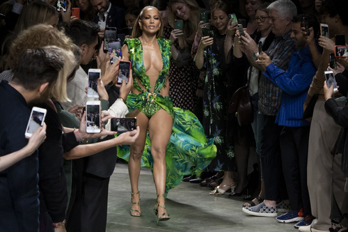Milano Moda Haftası'nda Jennifer Lopez rüzgarı esti
