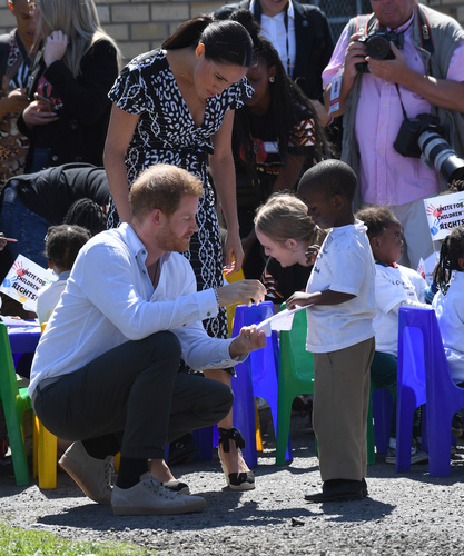 Meghan Markle ve Prens Harry'nin Güney Afrika ziyareti başladı