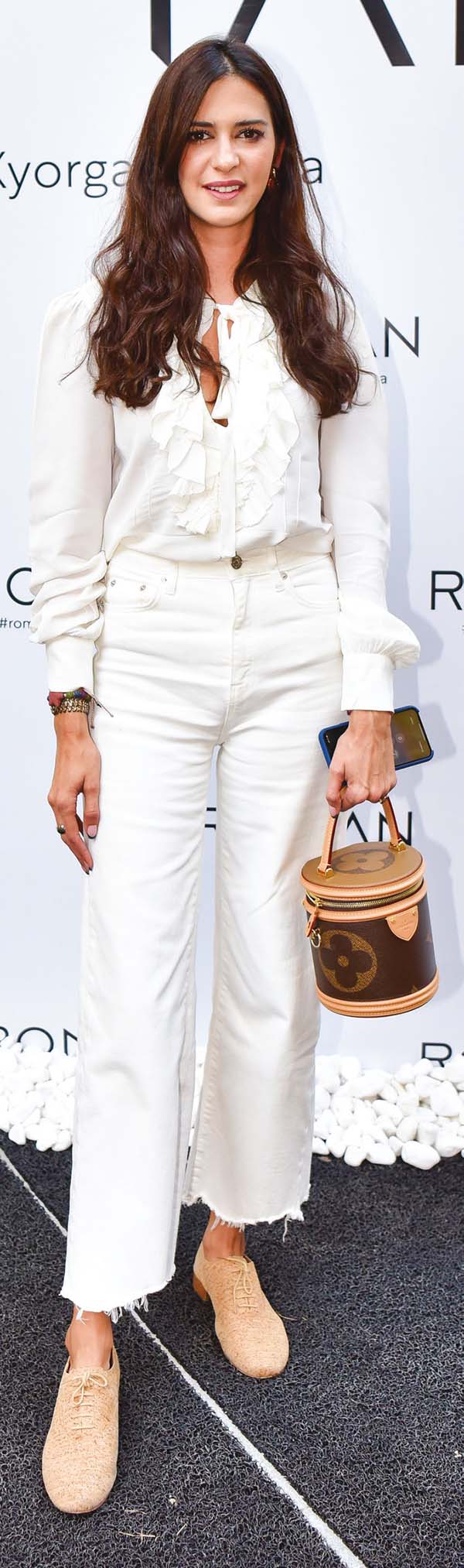 Yeni mağaza sergiyle açıldı