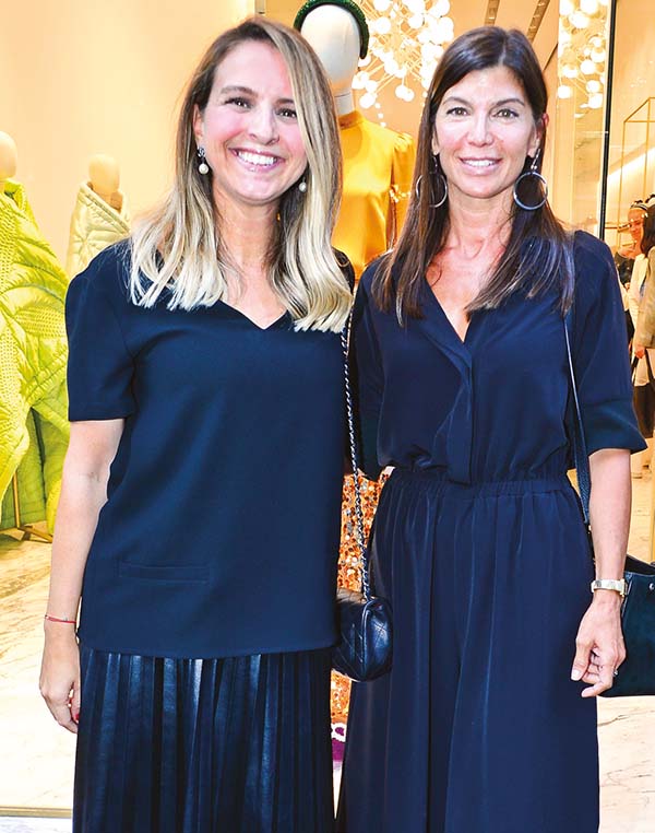 Yeni mağaza sergiyle açıldı