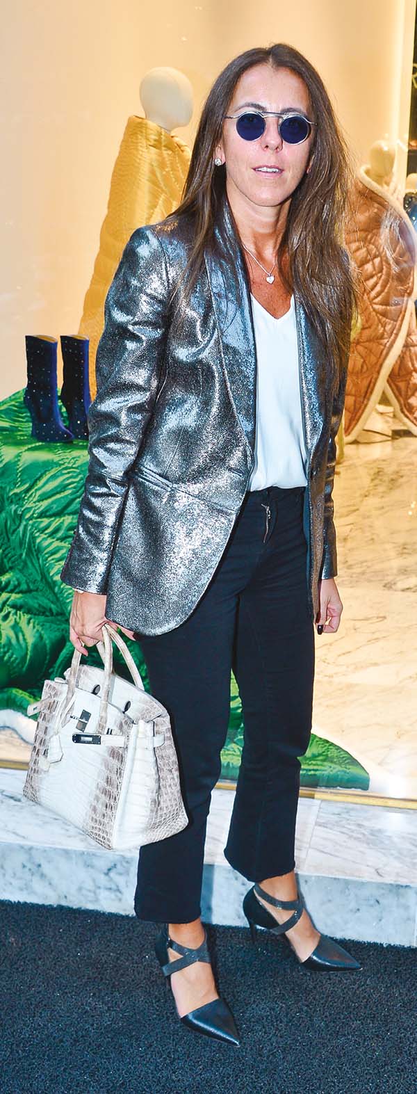 Yeni mağaza sergiyle açıldı